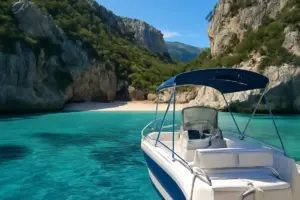 Dove trovare calette tranquille lungo la costa sarda? Raggiungi in barca angoli nascosti lontani dal turismo di massa