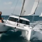 Prova in mare di catamarani: manovre specifiche per valutare stabilità laterale e agilità tra le onde