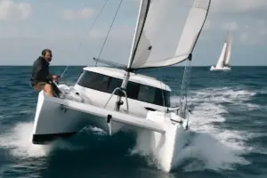 Prova in mare di catamarani: manovre specifiche per valutare stabilità laterale e agilità tra le onde